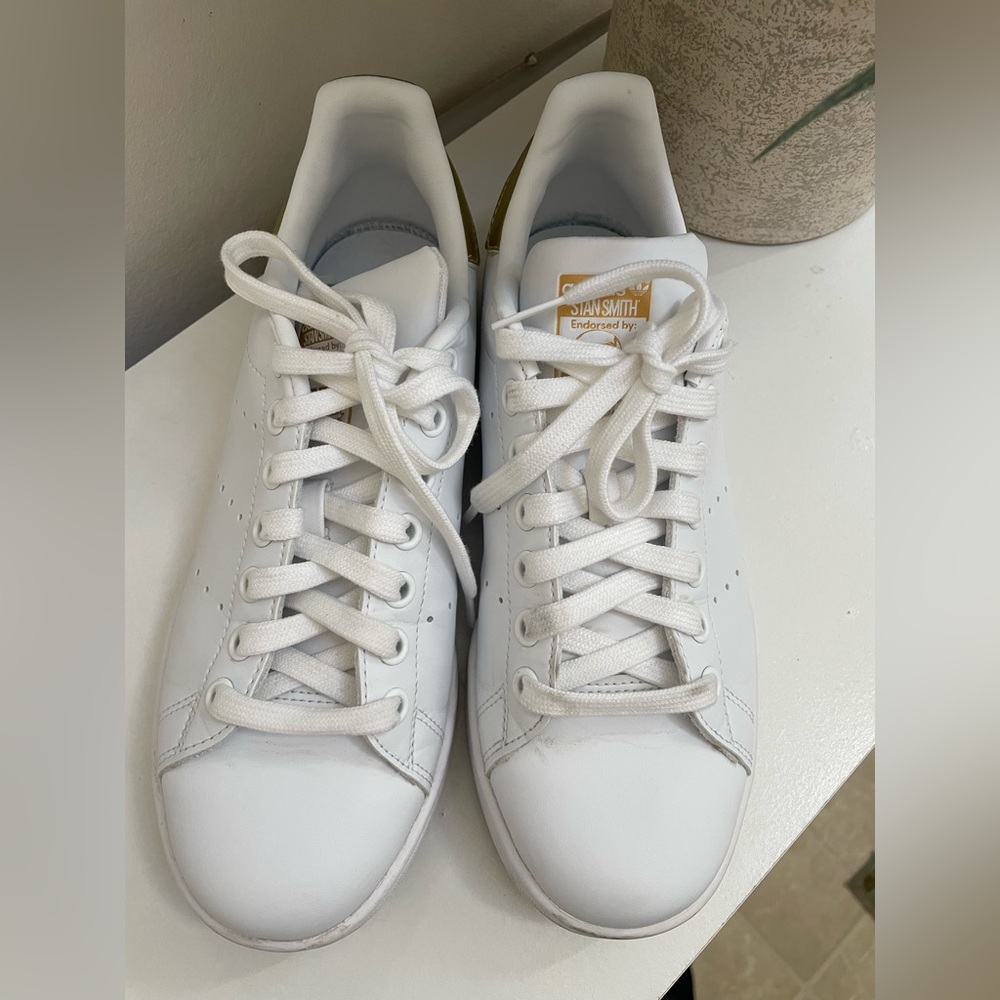 Women’s adidas Stan Smith sneakers. White and Gold size 7.5